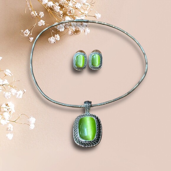 Vtg Lime Green cabochons Choker Necklace and earrings set Silvertone - Picture 3 of 12
